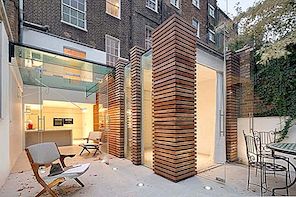 Modern terras van hout en glas door DOS Architects