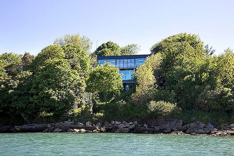 Moderní strom-dům bydliště odráží jeho okolí na ostrově Wight, Anglie