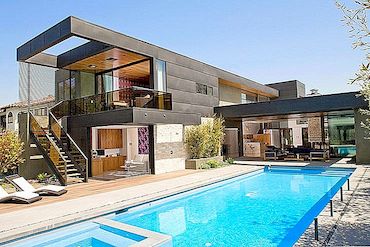 Modern två nivå pool hus i Los Angeles med en glad vibe