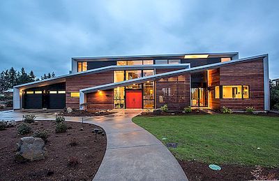 Moderne to-etasjes hjem med smale takliner etter elementær design