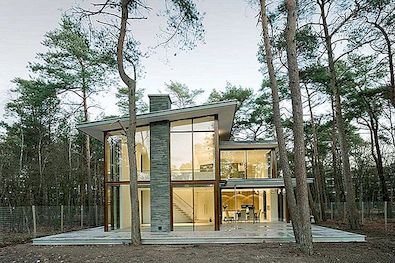 Moderne Villa Kerckebosch tar i et skogkledd landskap i Nederland