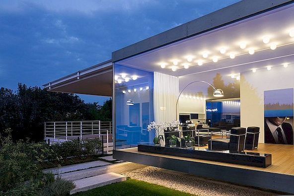Moderne villa maakt de meeste van zijn dubbele oriëntatie
