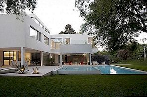 Moderne witte woning die lijkt op te staan ​​uit het water: Carrara House
