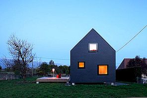 Monochromatický rekreační dům ukotvený v krajině Normandie