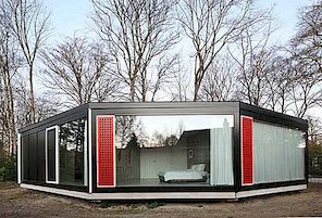 Mångfacetterat betonghus i Belgien med 18 fönster