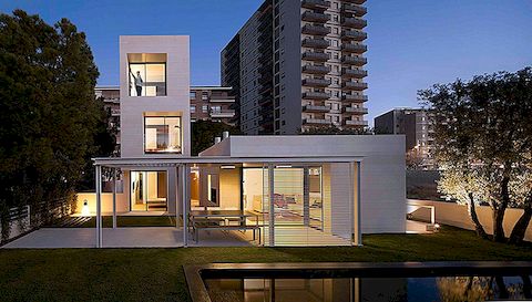N1 Residence Moderní jednoduchost: Vzrušující bílá Igualada v Barceloně