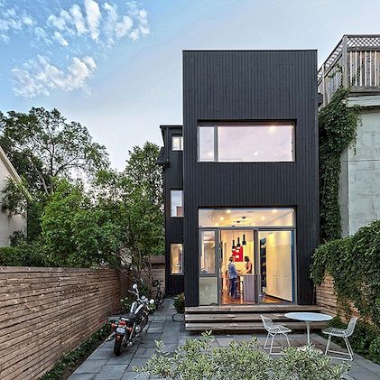 Smalle Woning in Toronto Omgevormd tot Bright Family Refuge: The Contrast House