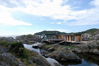 Το σπίτι που εμπνέεται από τη φύση στη Νορβηγία είναι προσβάσιμο μόνο από τη βάρκα