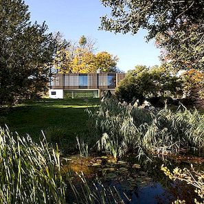 Natuur omgeven huis van het meer Biel door Bauzeit Architekten