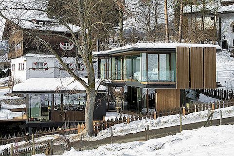 中立颜色的新房与全景在阿尔卑斯山由Gogl Architekten