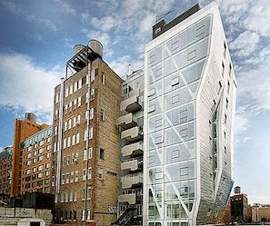 纽约的新反转的钢和玻璃公寓剪影
