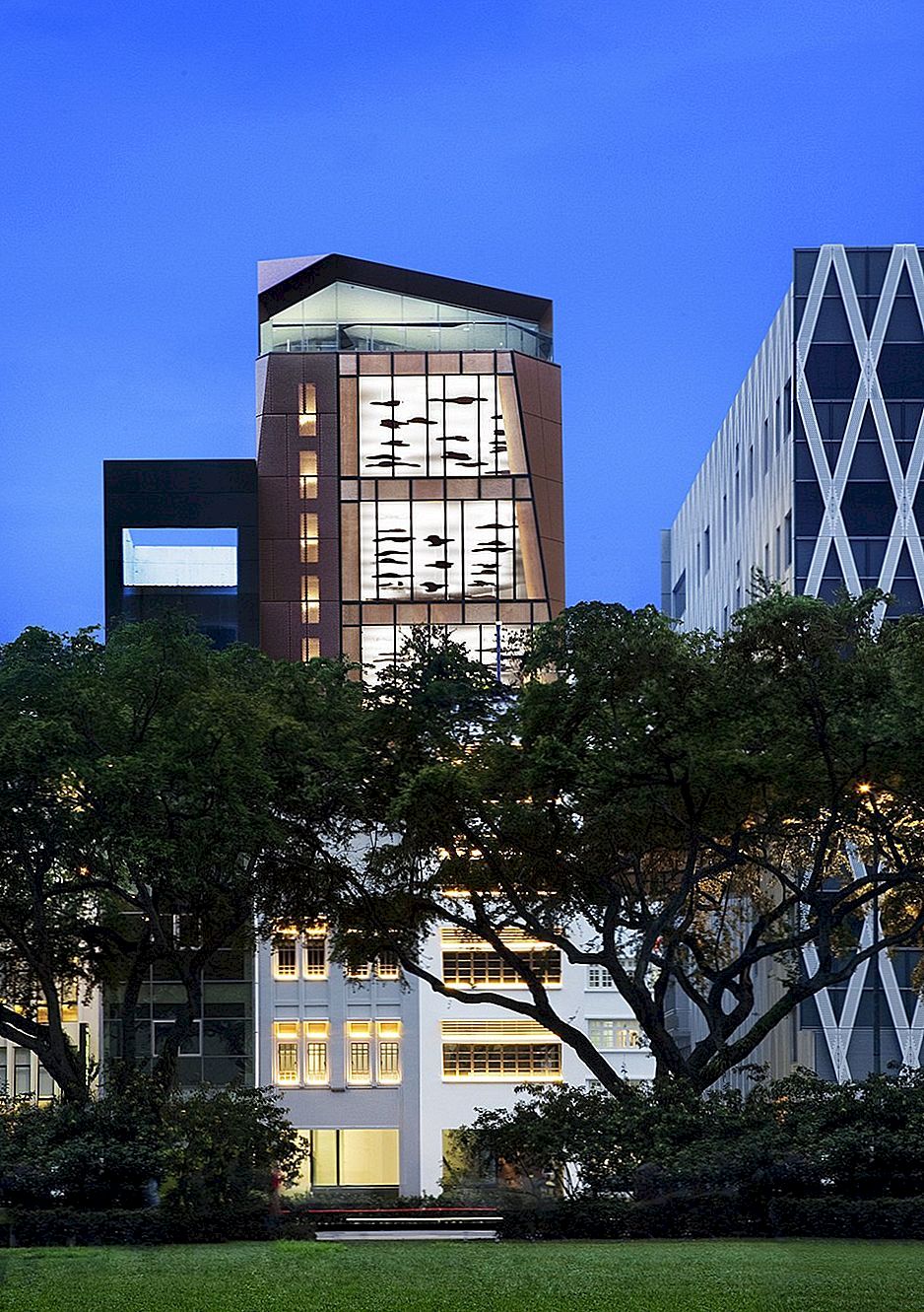 Ured i trgovački toranj u Singapuru sa zelenim parkom u svojoj jezgri