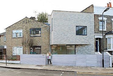 Original Brick Extension för mitt århundrade hem i Stoke Newington, London