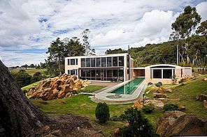 Obiteljska kuća Oscara Mesa koja se uzdiže između ogromnih kamena