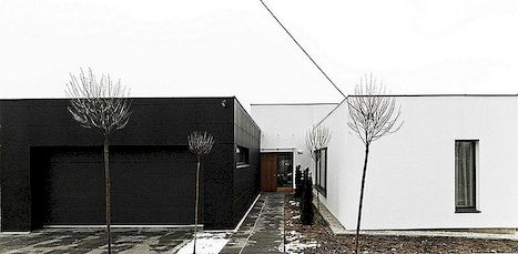 Pasivno crno-bijelo prebivalište Optimiziranje svjetla i prostora: Treća kuća od sunca