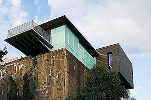 Penthouse gebouwd op de top van een bunker door Amort Architektour