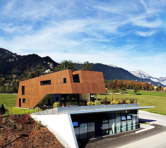 Η πρακτική του φυσικού θεραπευτή συγχωνεύθηκε με το σύγχρονο σπίτι στην Αυστρία