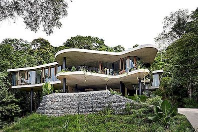 Speelse betonnen lijnen definiëren het tropische Planchonella-huis in Australië