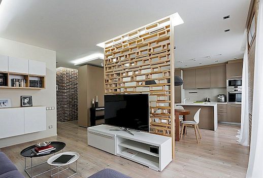 Plywood Accent Wall öppnar upp denna lilla lägenhet i Ukraina