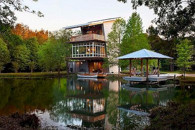 Ten Oaks Farm的池塘房屋停泊在风景如画的环境中