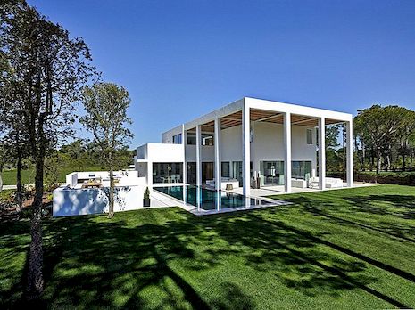 Portugalská budova s ​​dvojitou výškou portico s výhledem na golfové hřiště