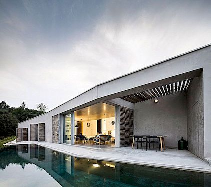 Το πορτογαλικό Hillside House ισορροπεί εσωτερικούς και εξωτερικούς χώρους