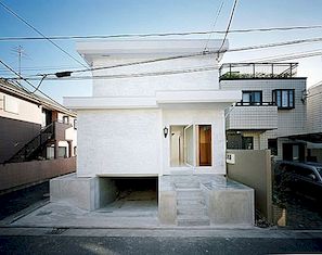 Poválečný dům v Okusawa se změnil v moderní dům, který splňuje dnešní standardy