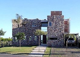 Dům surového kamene a dřeva v Buenos Aires