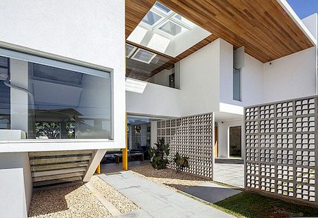 Rektangulärt-formade modernt hus som utstrålar transparens i Brasilien