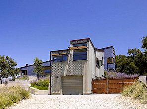 Εκλεπτυσμένο εσωτερικό που παρουσιάζεται από την ενεργειακά αποδοτική κατοικία στην Καλιφόρνια