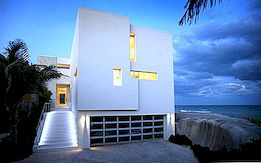 Relaxing Seaside House door Hughes Umbanhowar Architects