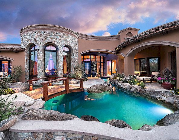 Opmerkelijk huis met uitzicht op een golfbaan in Arizona, waar het leven zich anders ontplooit
