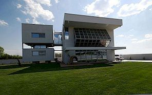 Pozoruhodný pasivní solární dům s výhledem na horu Olympus