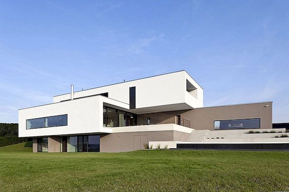 Rezidencija složenih slojeva osjeća se uredno i uredno: Kuća P u Austriji