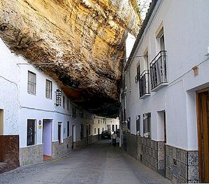Skalní převisy integrované v místní architektuře: Město pod skály ve Španělsku