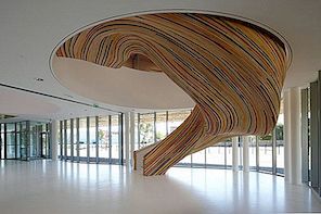 Sculpturale trap aan de School of Arts in Saint Herblain, Frankrijk