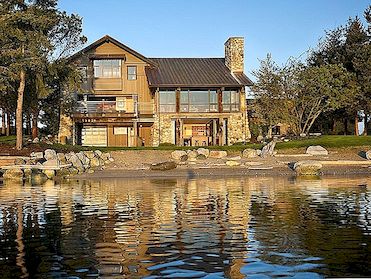 有土气元素的海边房子在华盛顿由格雷姆巴巴建筑师