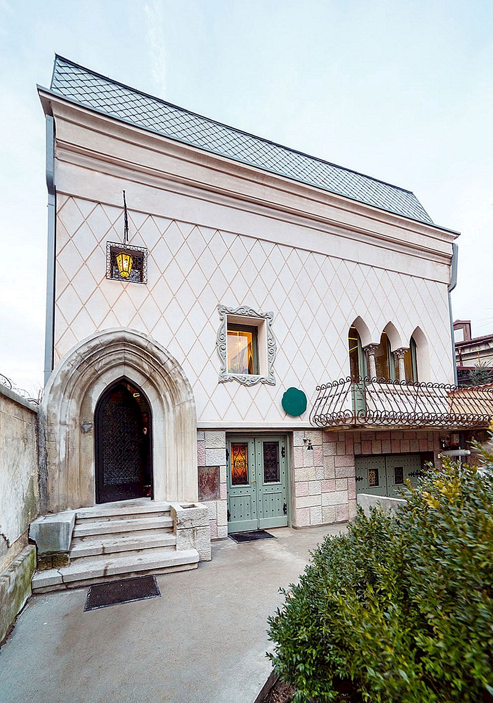 Simbio Kitchen & Bar u Bukureštu izlazi u šarmantnoj staroj zgradi