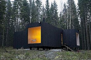Jednoduše osamělý malý dům na jezeře ve Finsku