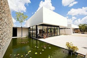 Jednopatrový moderní dům v Yucatanu se silným spojením s přírodou
