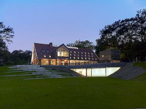 Světlíky, bílé podlahy osvětlují německý venkovský dům