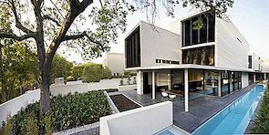 Elegant och elegant förort hem i Melbourne omgiven av frodig Vegetation