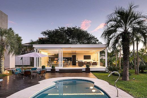 Smala linjer Rammerande Visningar: Modern Pool House i Brasilien