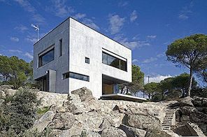 Små betonghem nära Madrid Visar en oregelbunden form