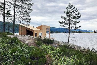 Small Floating House στη Νορβηγία μεγιστοποιεί τις προβολές της λίμνης