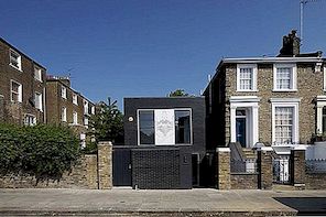伦敦的小房子与墙壁的美丽的黑暗的砖