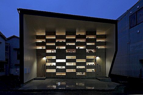小日本家庭展示迷人的木制门面：方格的房子