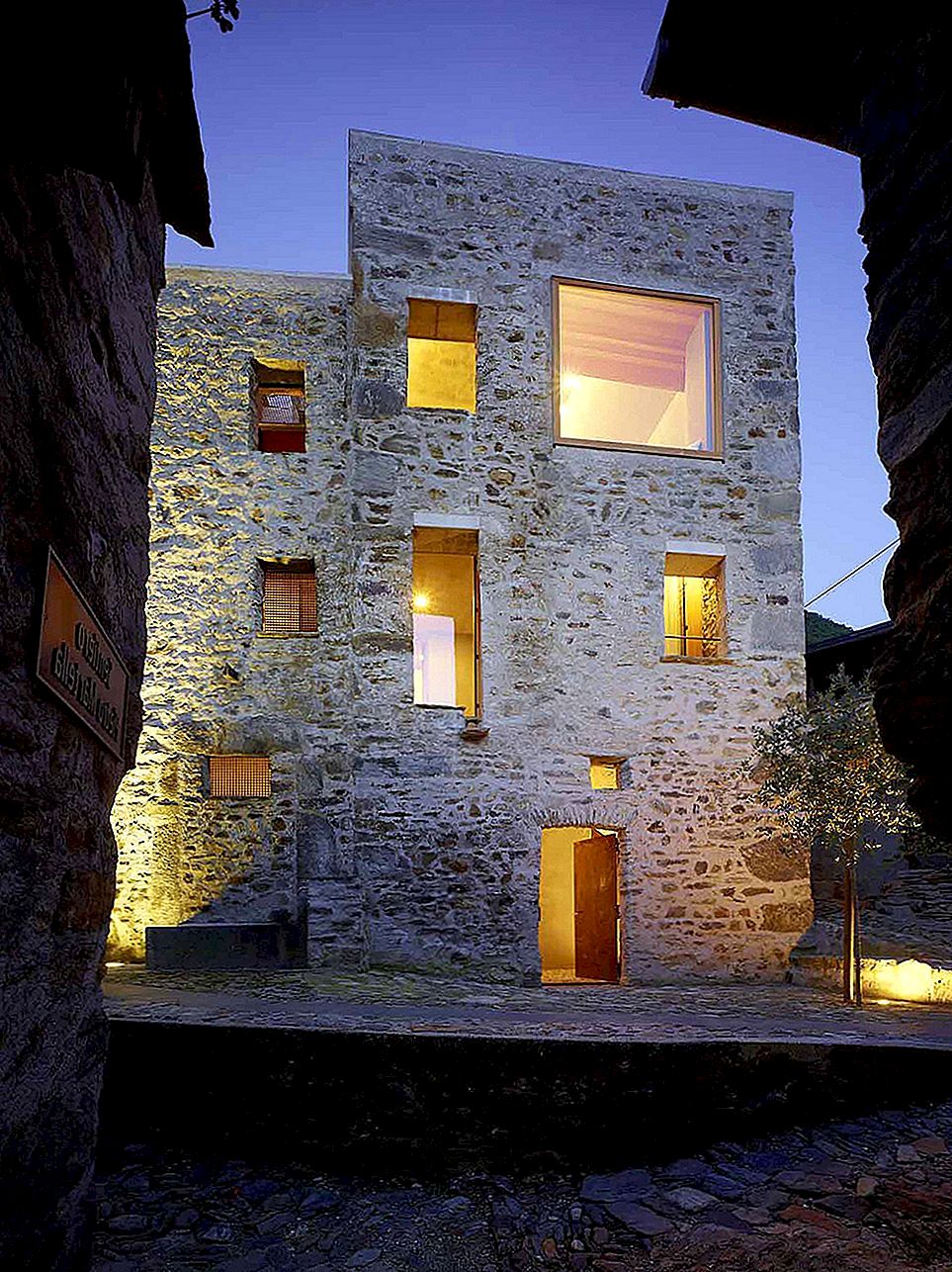 Verfijning Het onlangs gerenoveerde stenen huis in Zwitserland