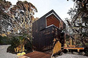 Rymligt hus täckt med Pohutukawa Träd i Nya Zeeland