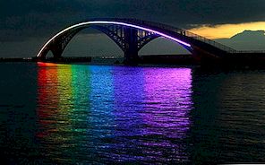 Intenzivní instalace světla: Rainbow Bridge září v noci na Taiwanu